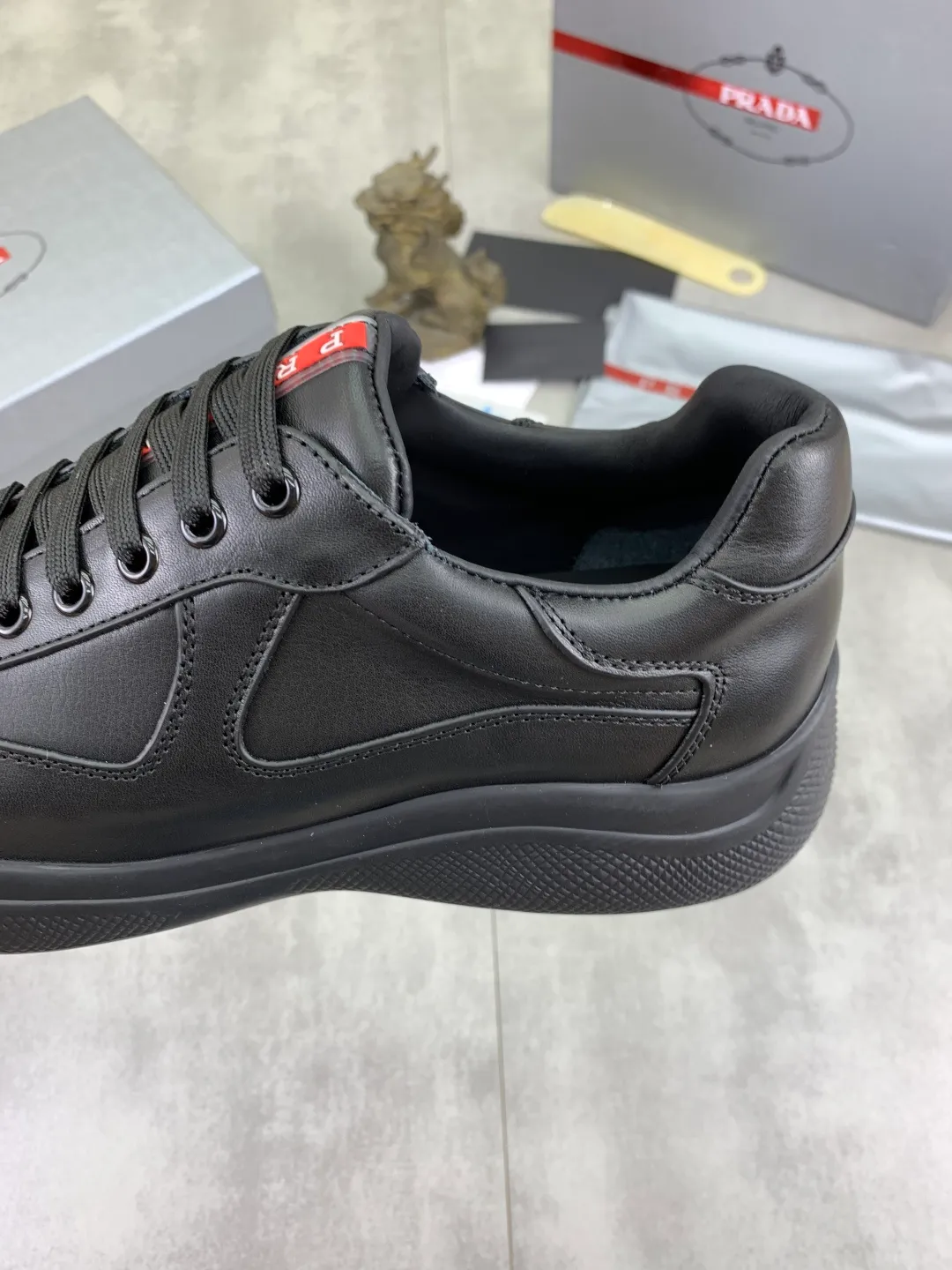 Men's Men's Shoes 💰P520 💰【New Style】 The latest model of high-quality PRADA classic men's shoes has been launched on the official website with a 1:1 replica, synchronized in Hong Kong counters, and on the same catwalk; all made of calfskin ➕Imported cowhide lining, 🍡🍡rubber The original outsole is 1:1 non-slip and wear-resistant; comfortable to wear, attractive in style, fine in workmanship, and equipped with a simple and neat shoe last, showing a man's boldness and toughness, 👍size 38 to 44 (45 can be customized) black White color🉑️choose